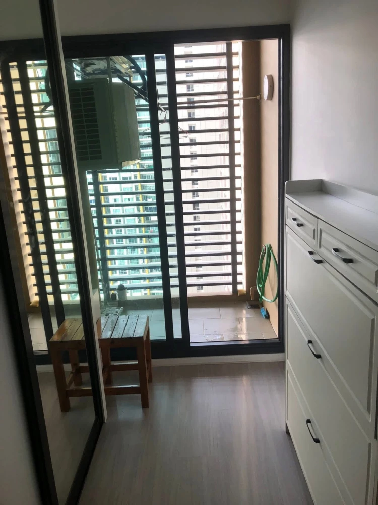 Selling Denim Jatujak condo, very high floor, pool view, fully furnished. Just bring your belongings and move in!
