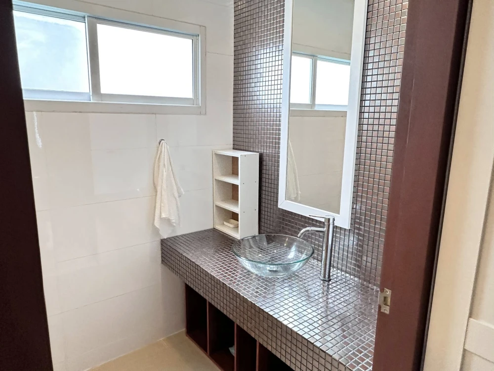 Selling Diamond Suites, beautifully decorated rooms, lots of usable space, good location, can you not book it?