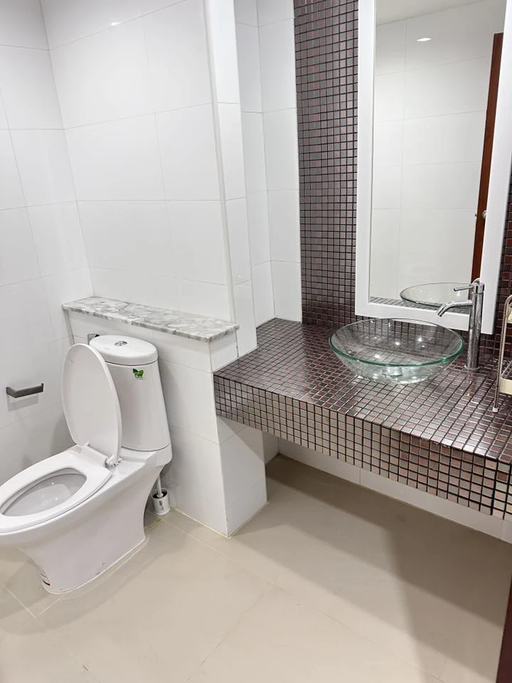 Selling Diamond Suites, beautifully decorated rooms, lots of usable space, good location, can you not book it?