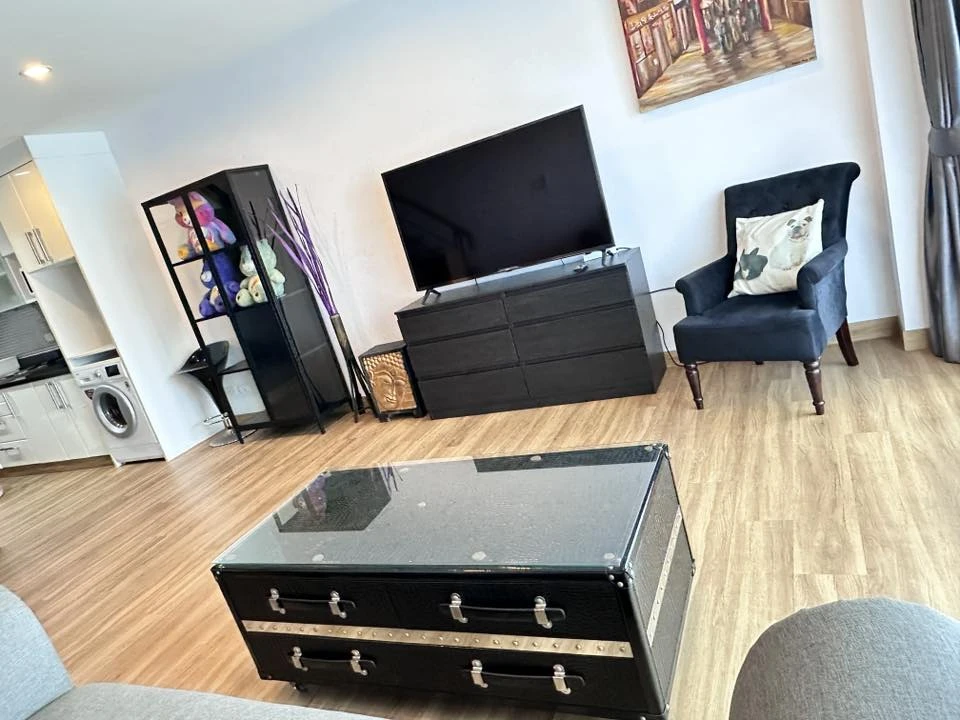 Selling Diamond Suites, beautifully decorated rooms, lots of usable space, good location, can you not book it?