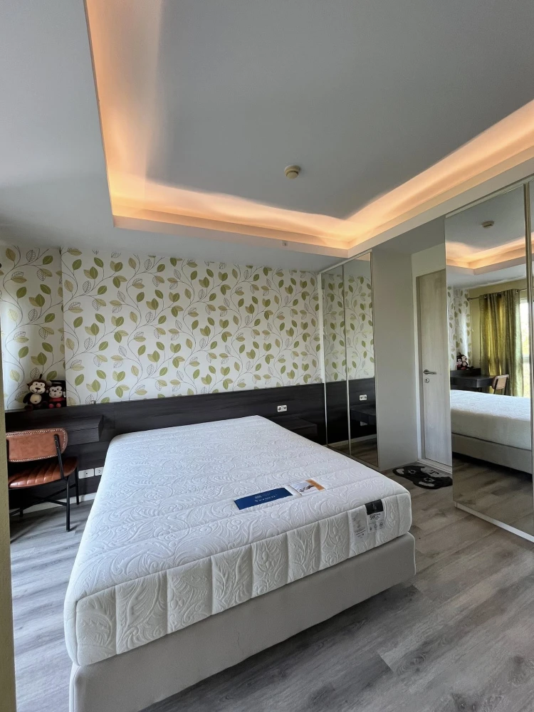 Double Lake Condominium for sale. Spacious and comfortable rooms with beautiful wallpaper. Ready to move in!