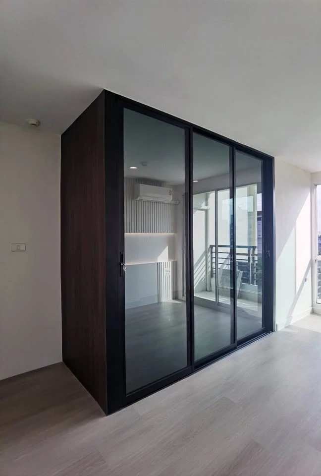 For sale: Dsign Condo Ratchada, usable area in the room is very large, size 40.5 sq m, single load, no room opposite, must reserve.
