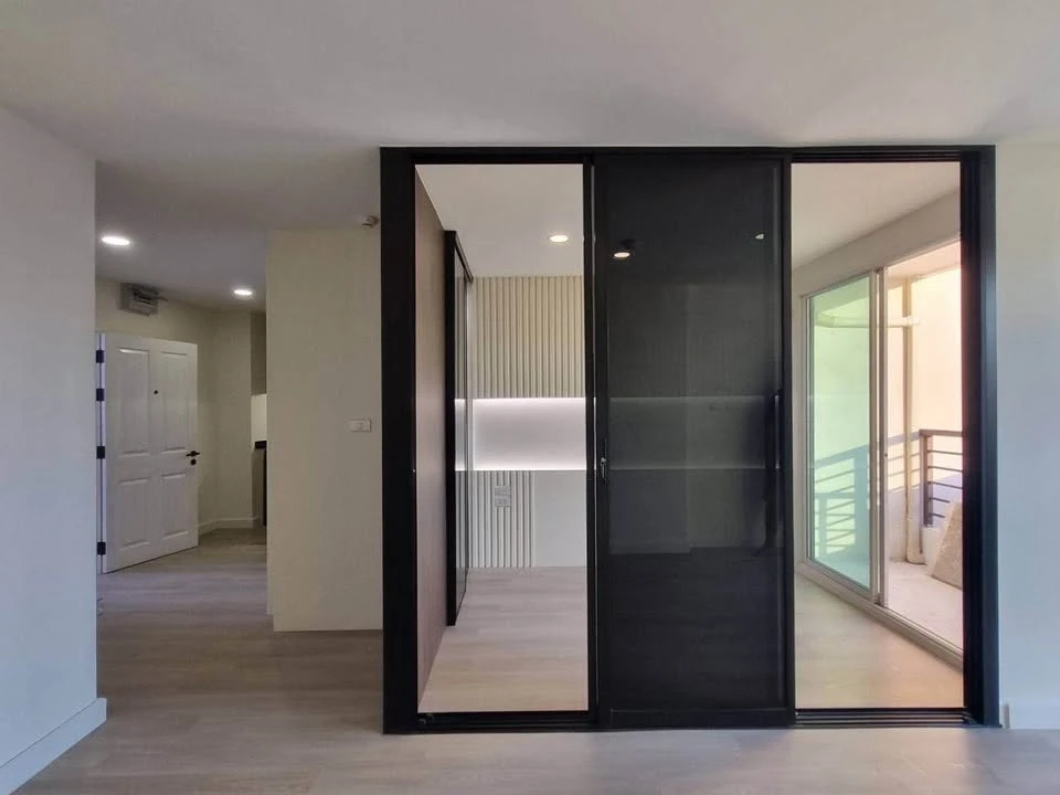 For sale: Dsign Condo Ratchada, usable area in the room is very large, size 40.5 sq m, single load, no room opposite, must reserve.