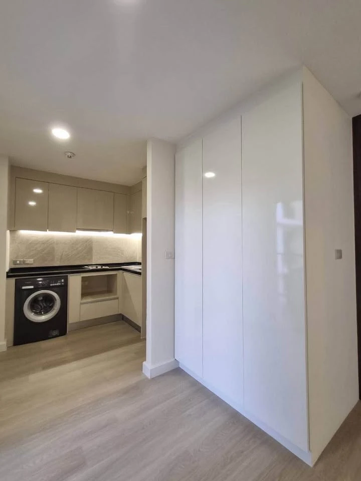 For sale: Dsign Condo Ratchada, usable area in the room is very large, size 40.5 sq m, single load, no room opposite, must reserve.