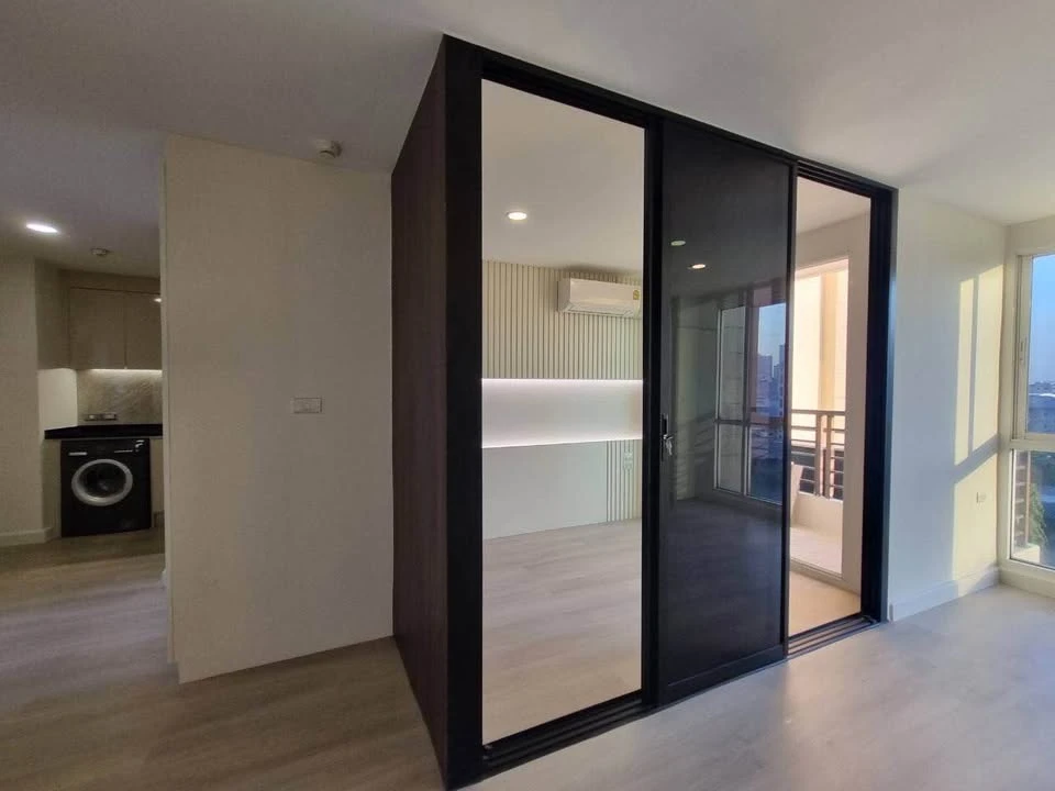 For sale: Dsign Condo Ratchada, usable area in the room is very large, size 40.5 sq m, single load, no room opposite, must reserve.