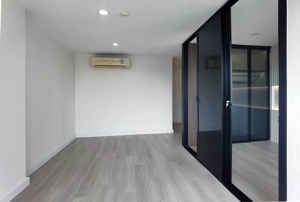 For sale: Dsign Condo Ratchada, usable area in the room is very large, size 40.5 sq m, single load, no room opposite, must reserve.