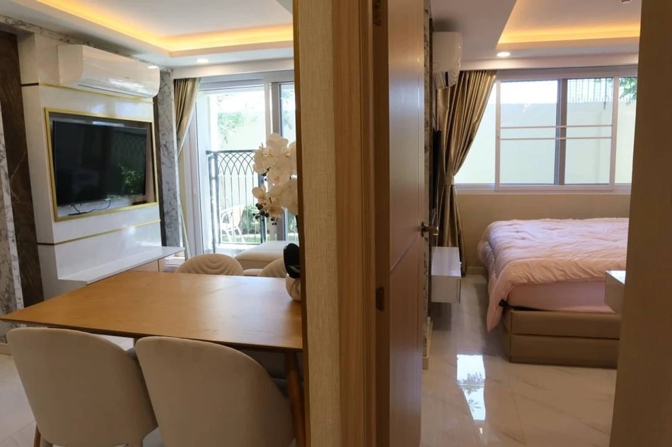 For sale Dusit Grand Park 2, garden view, there are trees behind the room, very shady, very spacious room, first come first served.