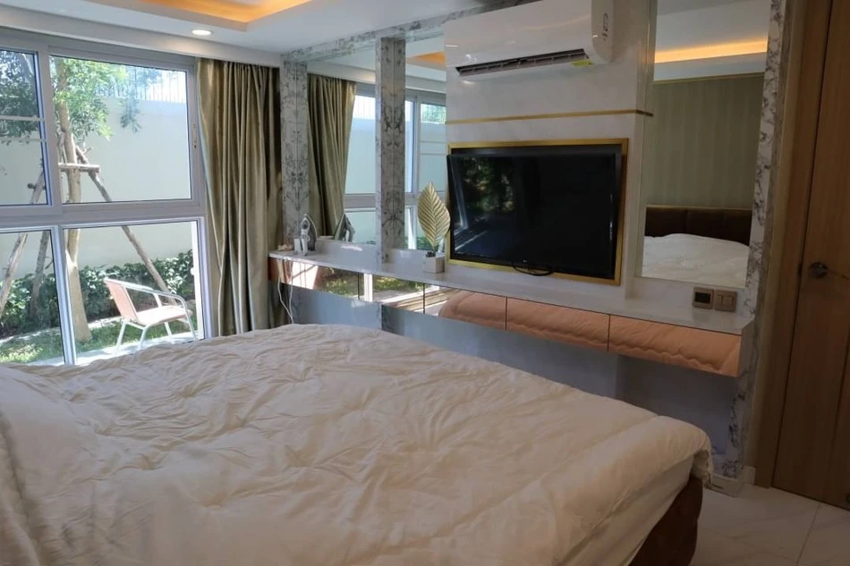 For sale Dusit Grand Park 2, garden view, there are trees behind the room, very shady, very spacious room, first come first served.
