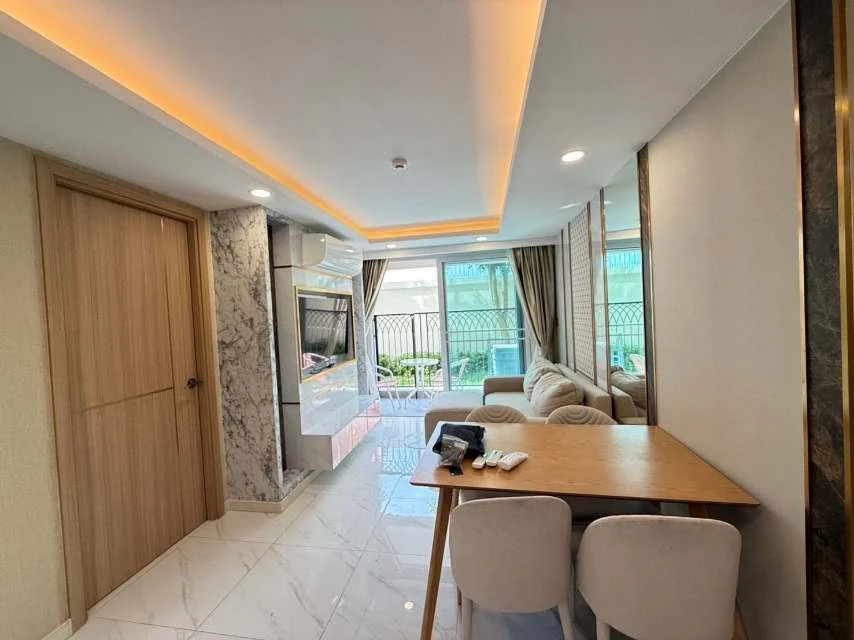 For sale Dusit Grand Park 2, garden view, there are trees behind the room, very shady, very spacious room, first come first served.