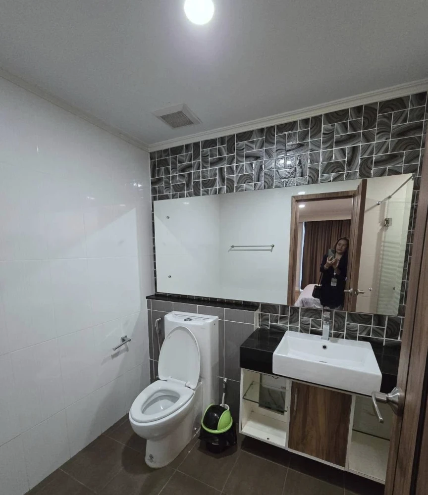 Selling 2-bedroom Dusit Grand Park condo with spacious living area and complete amenities. Book now!
