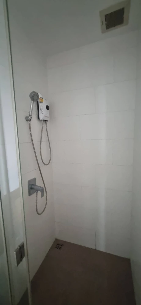 Selling Ease 2 Rama 2, Building B, 10th floor. Spacious 2-bedroom unit. Reservation required.