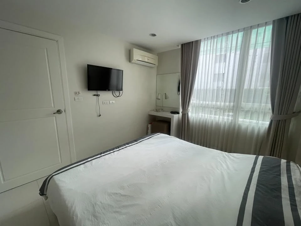 Selling Elements Srinakarin, 2 bedrooms, spacious living area, fully furnished. Book now!
