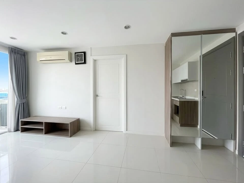 Selling Elements Srinakarin, 2 bedrooms, spacious living area, fully furnished. Book now!
