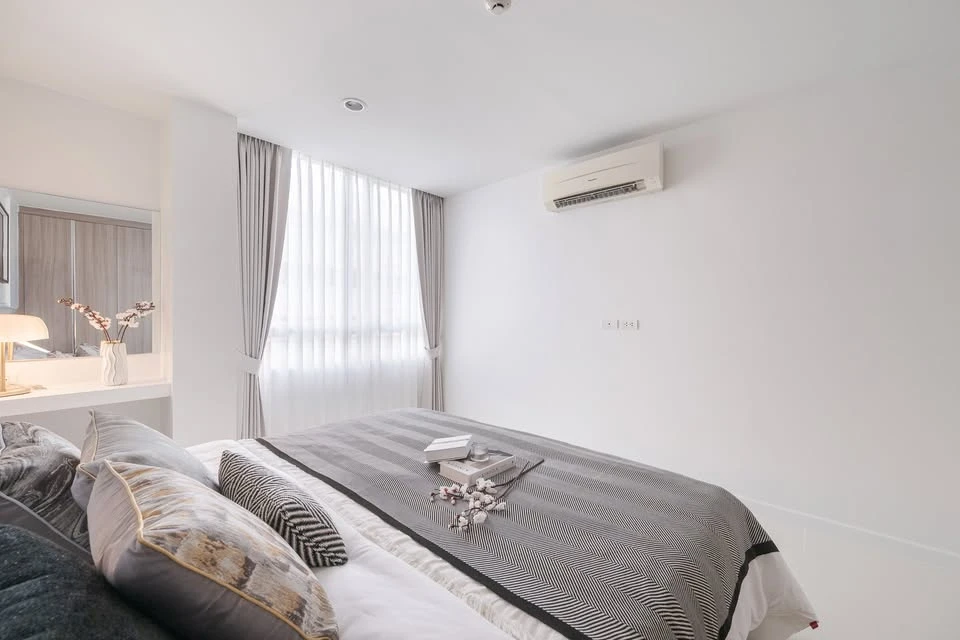 Selling Elements Srinakarin condo. Beautifully decorated, bright and comfortable color scheme, very livable. You won't be disappointed if you reserve