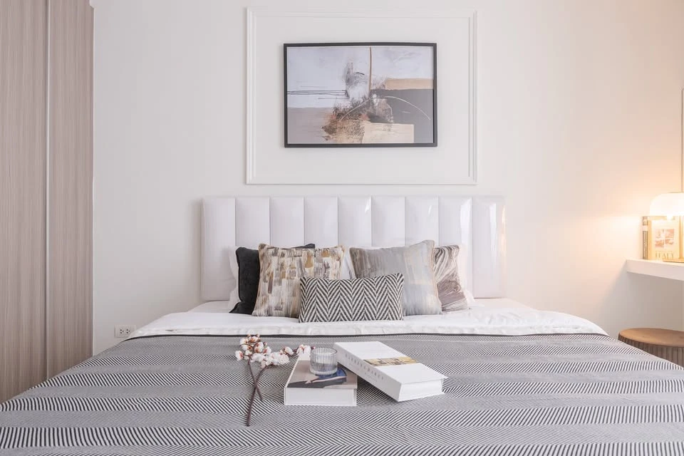 Selling Elements Srinakarin condo. Beautifully decorated, bright and comfortable color scheme, very livable. You won't be disappointed if you reserve