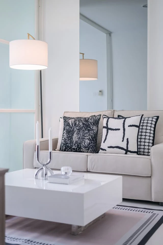 Selling Elements Srinakarin condo. Beautifully decorated, bright and comfortable color scheme, very livable. You won't be disappointed if you reserve