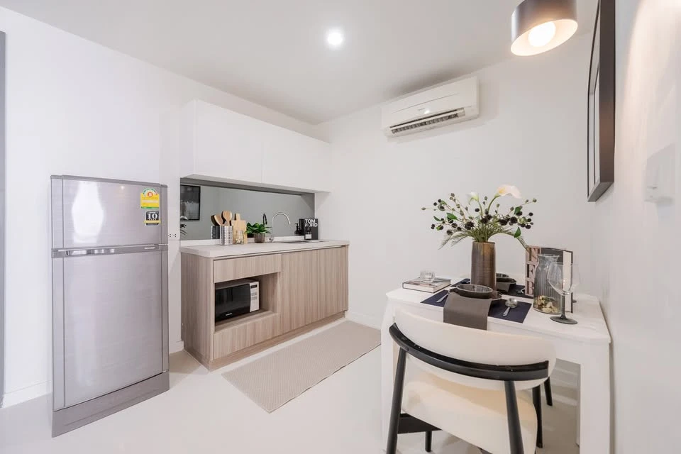 Selling Elements Srinakarin condo. Beautifully decorated, bright and comfortable color scheme, very livable. You won't be disappointed if you reserve