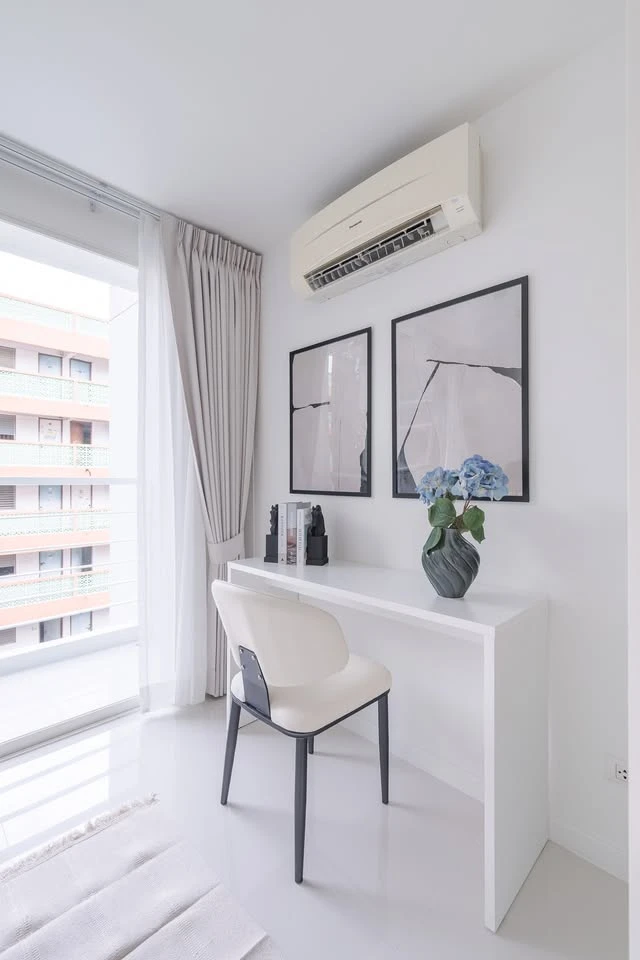 Selling Elements Srinakarin condo. Beautifully decorated, bright and comfortable color scheme, very livable. You won't be disappointed if you reserve