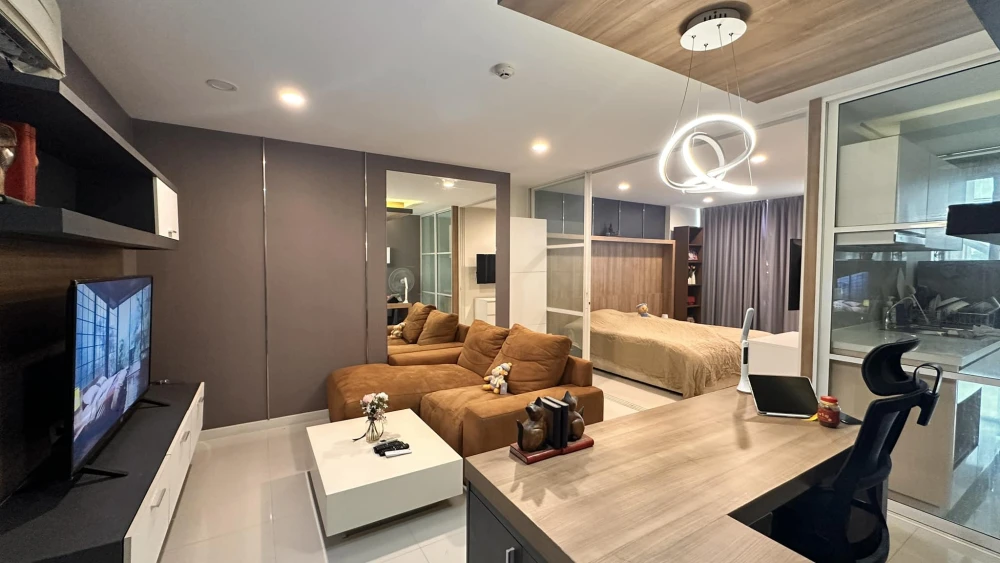 Elements Srinakarin for sale, corner room with privacy, stylishly decorated, built-in headboard, book now