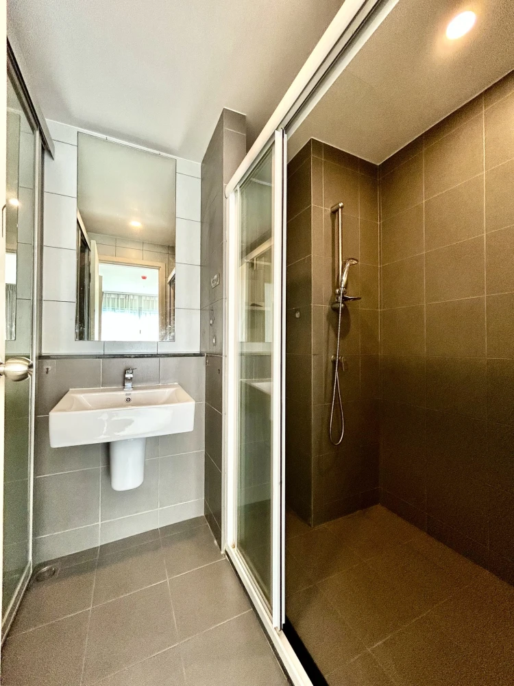 Selling Elio Del Moss Phahonyothin 34, corner unit, 2 bedrooms, 46 sq.m., pool view. Grab it now!