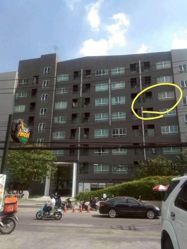 Selling Elio del Moss condo, corner unit, studio, fully furnished. Quiet room, excellent common areas.