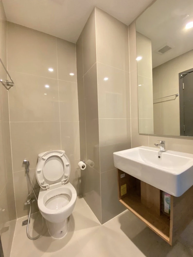 For sale Elio Del Nest, Building G, 10th floor, Studio room, very clean room, complete with equipment and furniture, ready to move in.
