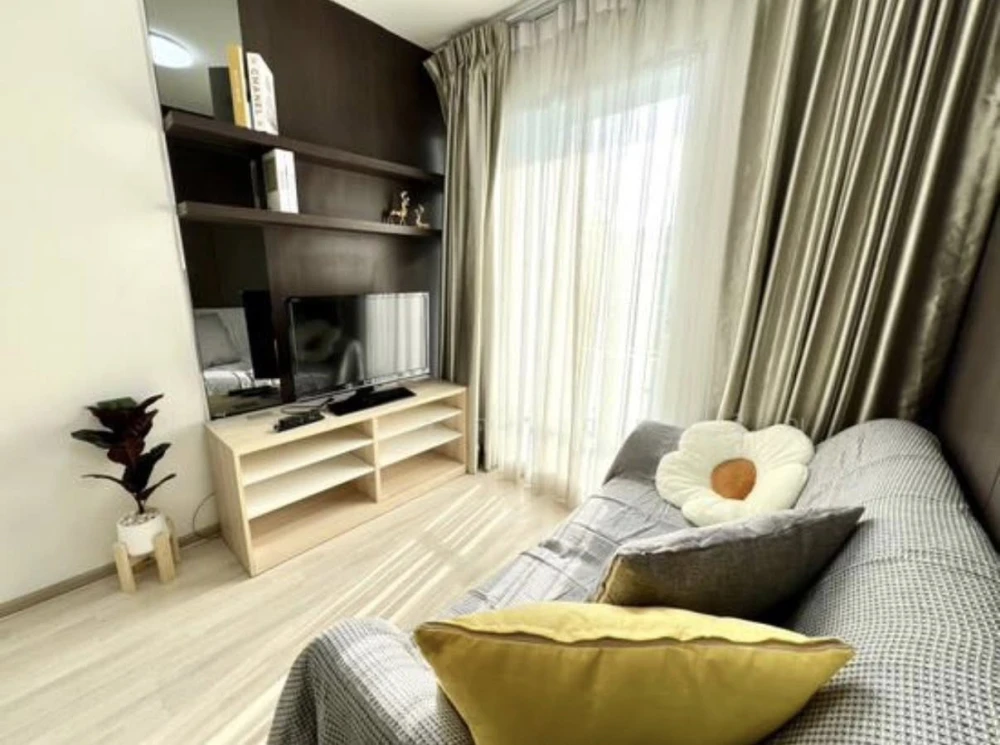 Selling Elio DelRay condo, 34 sq m, pool view, beautifully furnished with built-in features. Book now!