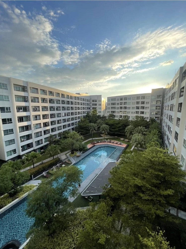 Selling Elio DelRay condo, 34 sq m, pool view, beautifully furnished with built-in features. Book now!