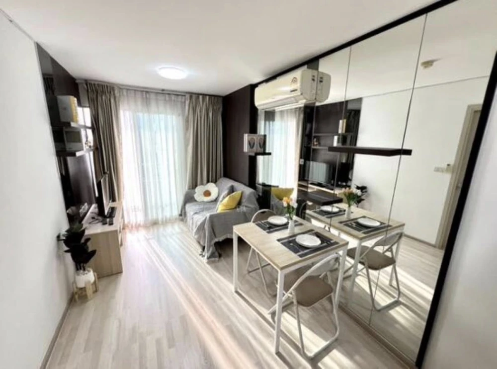 Selling Elio DelRay condo, 34 sq m, pool view, beautifully furnished with built-in features. Book now!