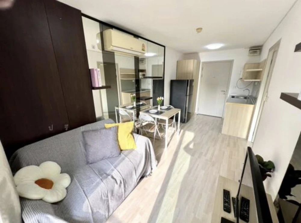 Selling Elio DelRay condo, 34 sq m, pool view, beautifully furnished with built-in features. Book now!