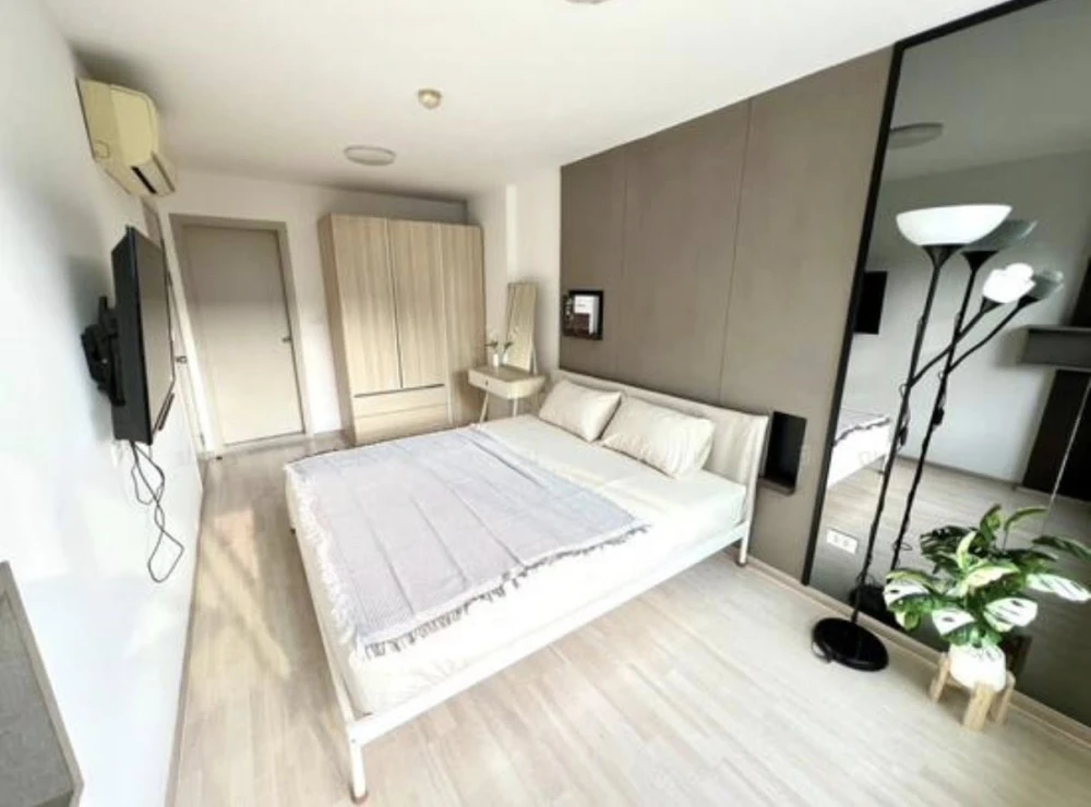 Selling Elio DelRay condo, 34 sq m, pool view, beautifully furnished with built-in features. Book now!