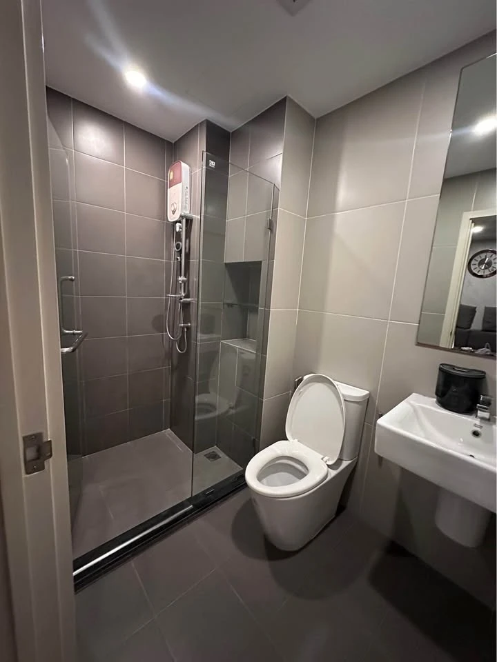 Selling Elio Sathorn-Wutthakat 1 bedroom, 1 bathroom unit. Great location. Fully furnished. Move-in ready!