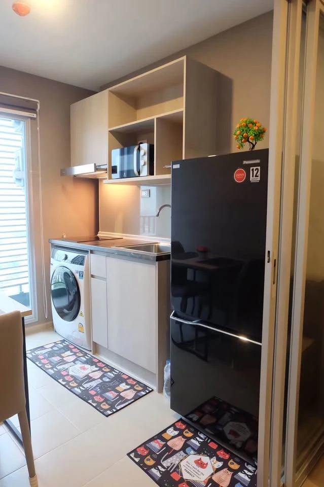 Selling Elio Sathorn-Wutthakat 1 bedroom, 1 bathroom unit. Great location. Fully furnished. Move-in ready!