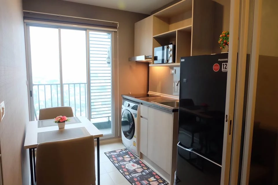 Selling Elio Sathorn-Wutthakat 1 bedroom, 1 bathroom unit. Great location. Fully furnished. Move-in ready!