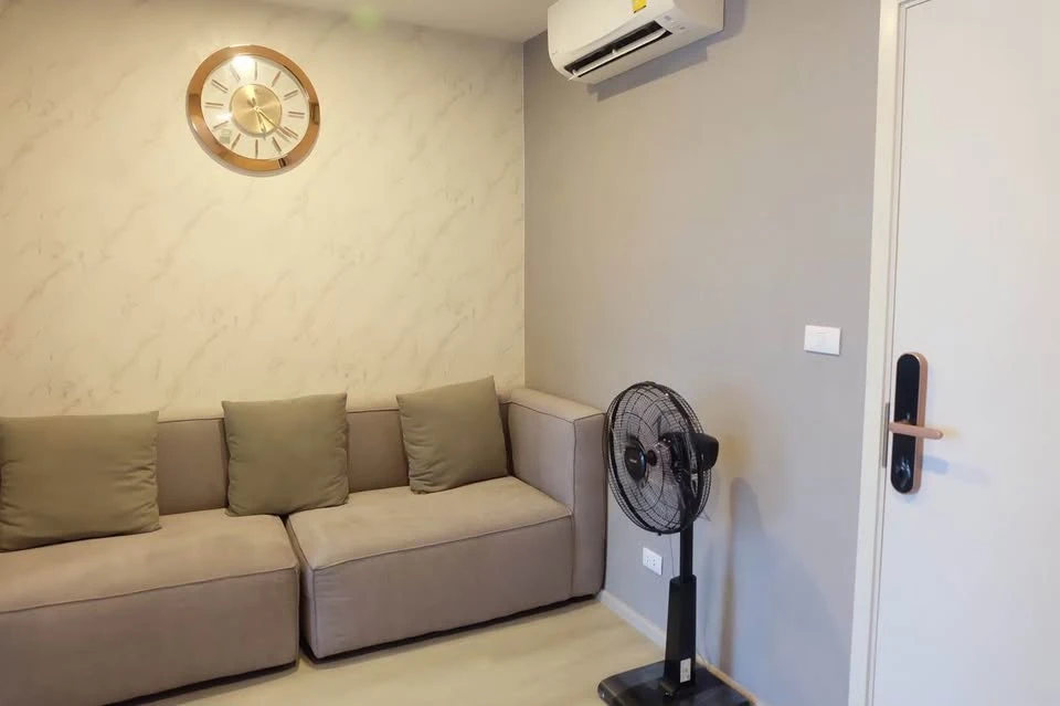 Selling Elio Sathorn-Wutthakat 1 bedroom, 1 bathroom unit. Great location. Fully furnished. Move-in ready!