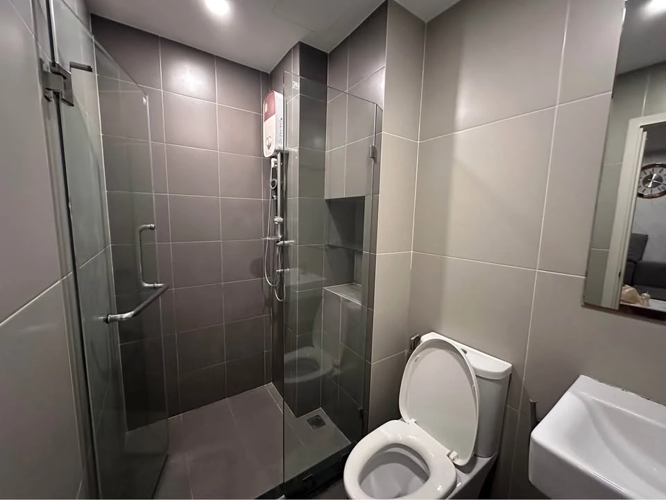 Selling Elio Sathorn-Wutthakat 1 bedroom, 1 bathroom unit. Great location. Fully furnished. Move-in ready!