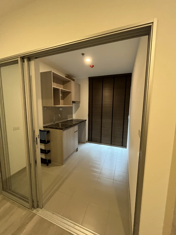For sale/rent: Elio Sathorn-Wutthakat. A lovely unit in a great location with stunning city views from a high floor. Book now!