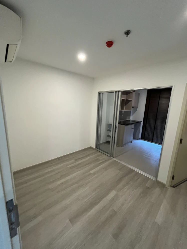For sale/rent: Elio Sathorn-Wutthakat. A lovely unit in a great location with stunning city views from a high floor. Book now!