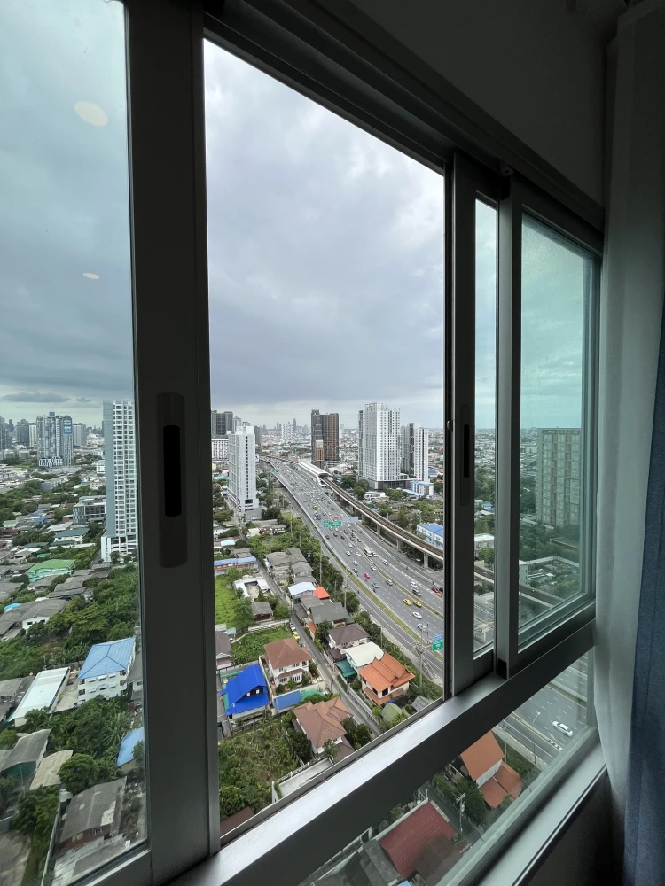 For sale/rent: Elio Sathorn-Wutthakat. A lovely unit in a great location with stunning city views from a high floor. Book now!