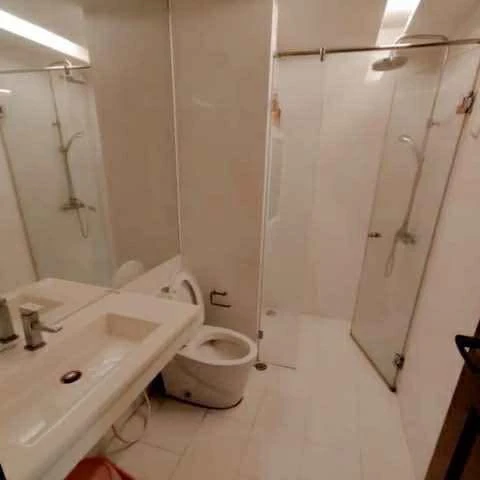 Emerald Residence Ratchada for sale, corner unit, very private, wallpapered throughout, built-in, complete with appliances, ready to move in.
