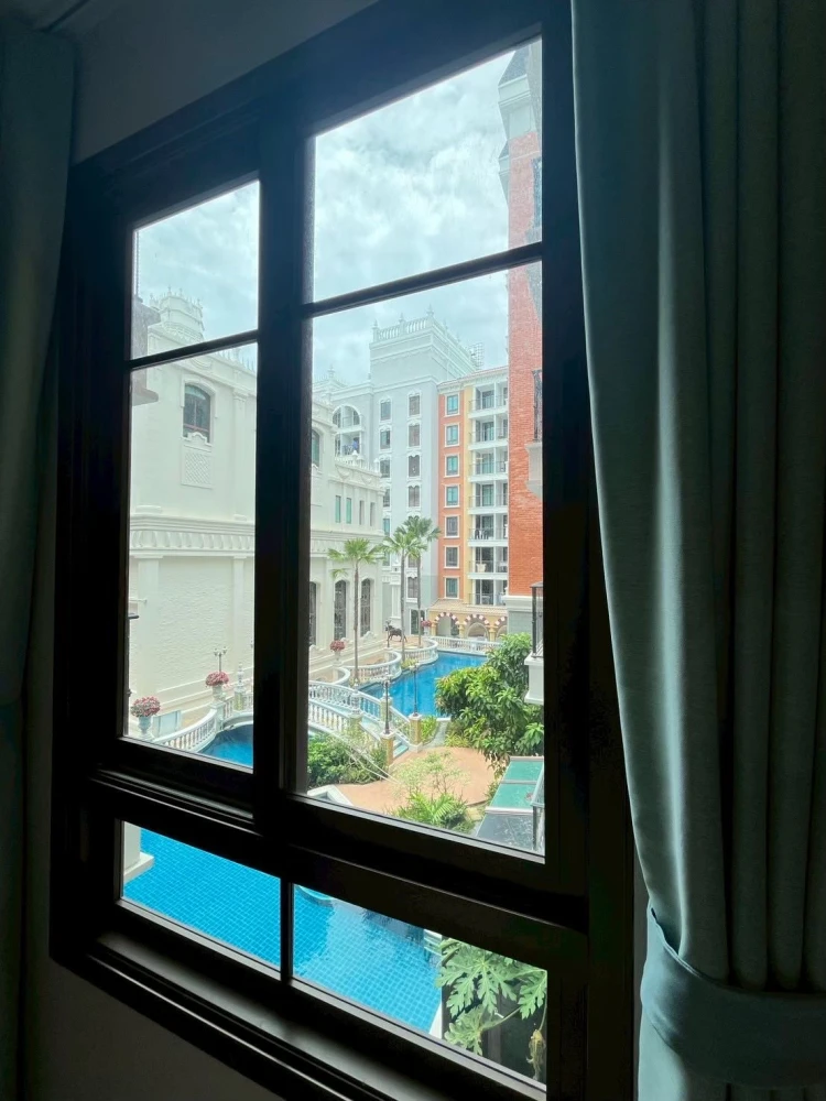 Selling beautiful condos at Espana Condo Resort Pattaya. Great price, pool view. Amazing deal! Own it today! Don't miss out!