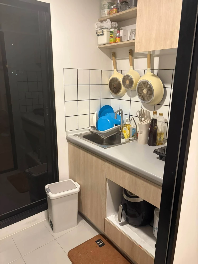 Flexi Suksawat condo for sale, 4th floor, with enclosed kitchen and balcony, fully furnished, ready to move in.