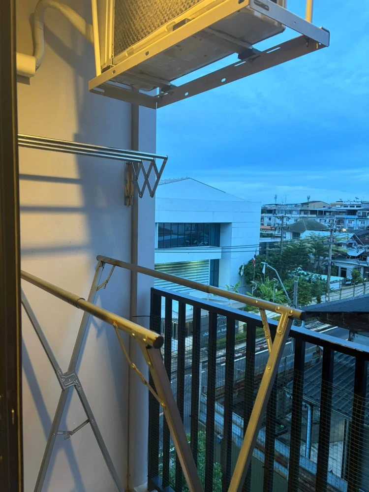Flexi Suksawat condo for sale, 4th floor, with enclosed kitchen and balcony, fully furnished, ready to move in.