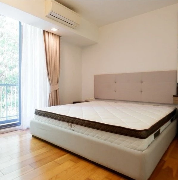 Selling FOCUS @ Ploenchit, 2 bedrooms, spacious living area, great location, convenient transportation. You can't miss this!