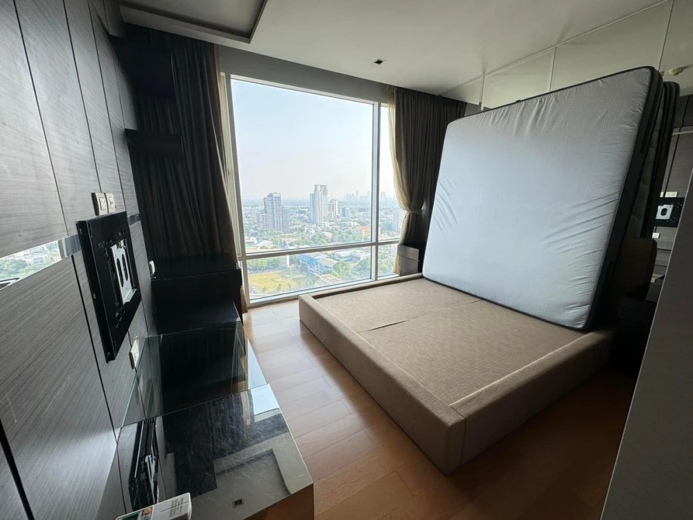 For sale: Fullerton Sukhumvit, 24th floor, beautiful room, fully furnished. Interested in owning one? Hurry and reserve now!