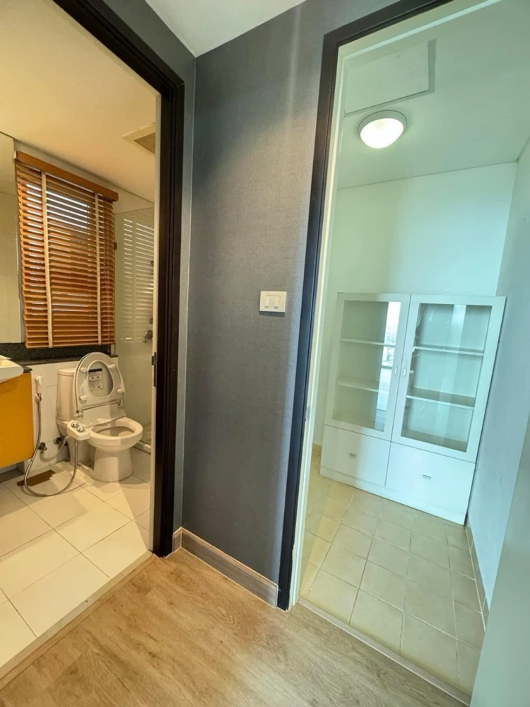 For sale: Fullerton Sukhumvit, 24th floor, beautiful room, fully furnished. Interested in owning one? Hurry and reserve now!