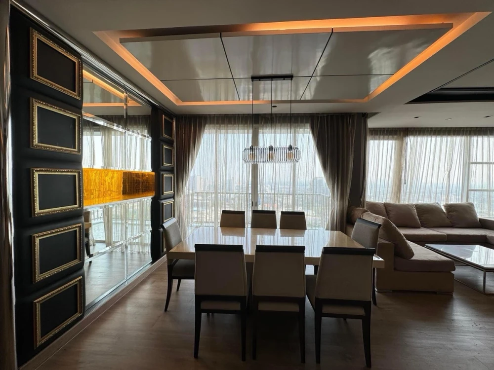 For sale: Fullerton Sukhumvit, 24th floor, beautiful room, fully furnished. Interested in owning one? Hurry and reserve now!