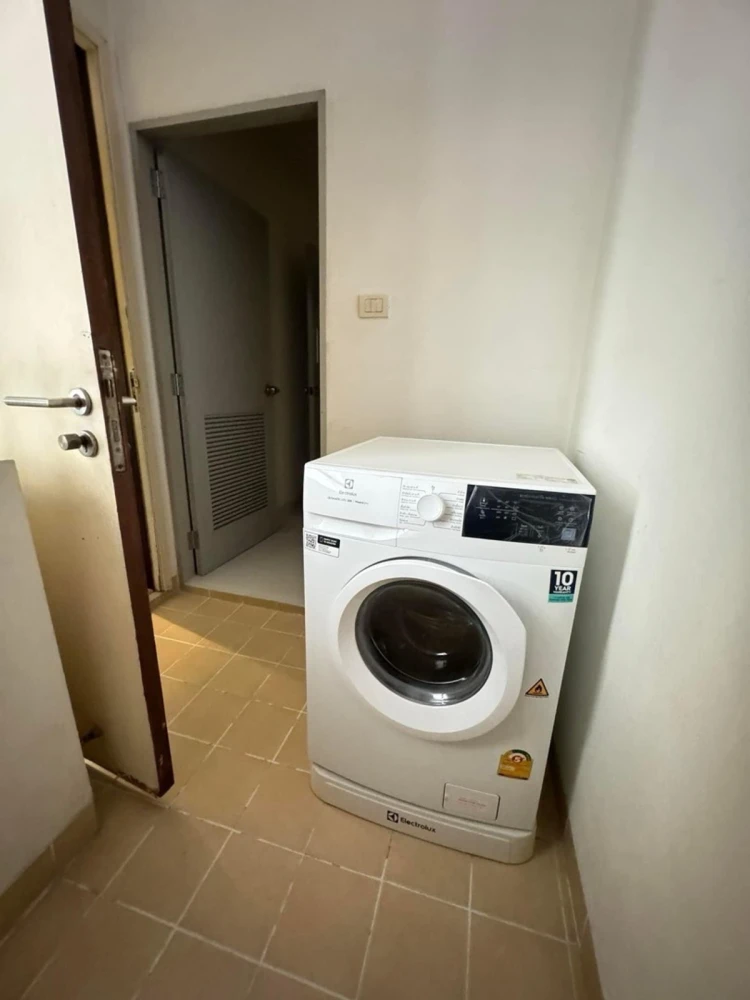 For sale: Fullerton Sukhumvit, 24th floor, beautiful room, fully furnished. Interested in owning one? Hurry and reserve now!