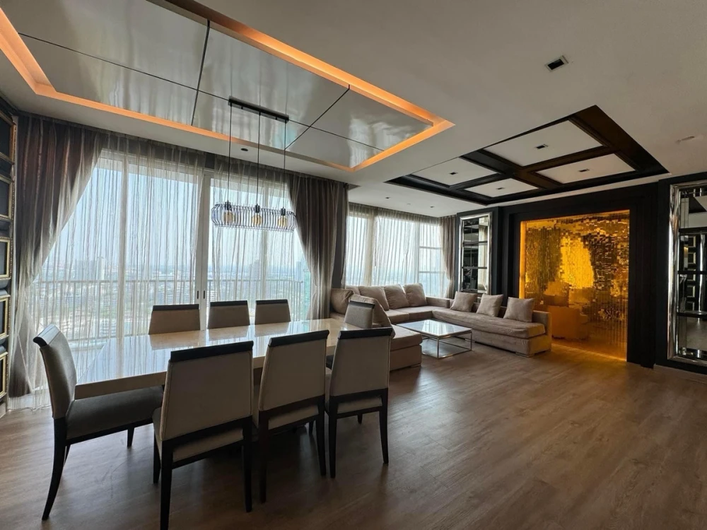 For sale: Fullerton Sukhumvit, 24th floor, beautiful room, fully furnished. Interested in owning one? Hurry and reserve now!