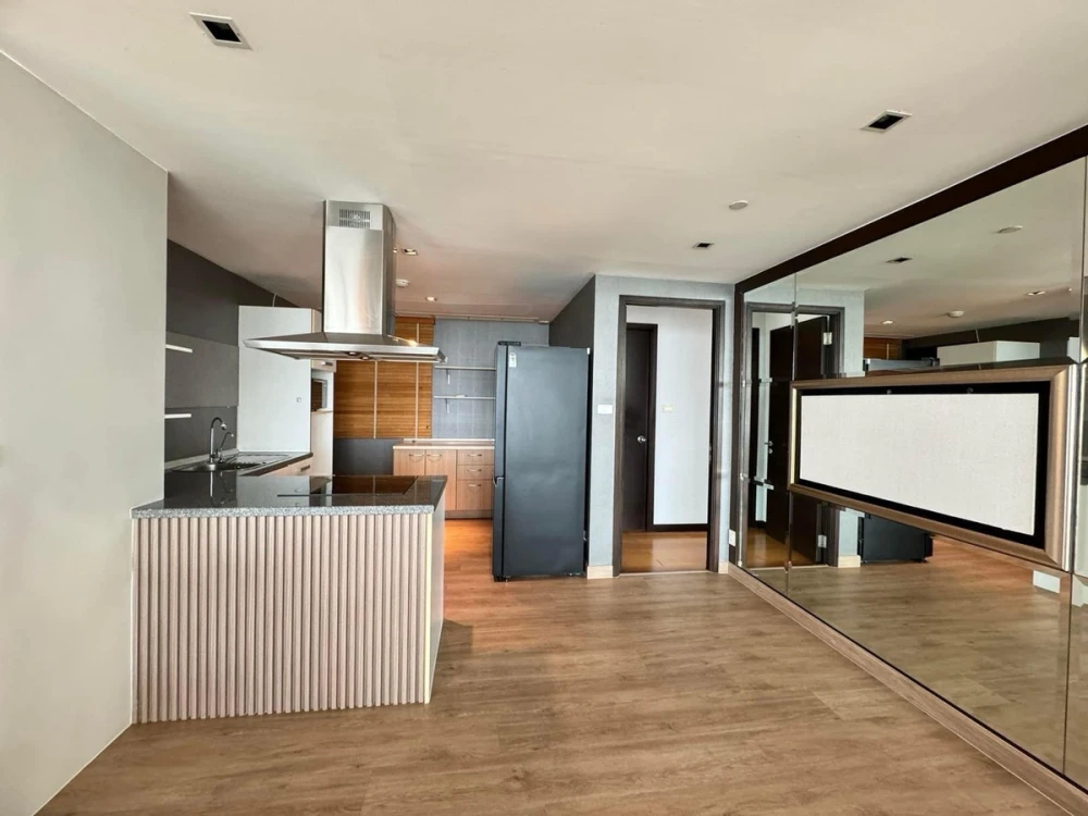 For sale: Fullerton Sukhumvit, 24th floor, beautiful room, fully furnished. Interested in owning one? Hurry and reserve now!